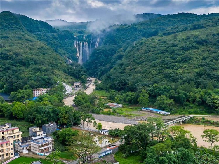 高村村，依山畔水，風(fēng)景秀麗。資料圖.jpg